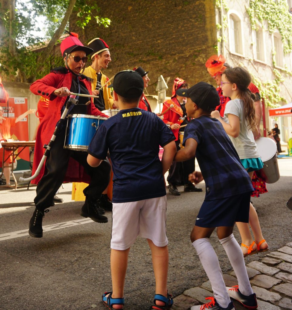 Les enfants s'amusent et dansent devant la Fanfare à l'occasion de la piétonnisation des rues de Vaise